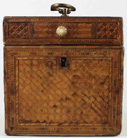 straw00017.jpg (90416 bytes) Rare Napoleonic Prisoner of War Straw work single Compartment Tea caddy Circa 1800.