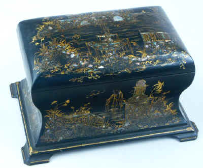 Hygra: Curvaceous Papier mch caddy with chinoiserie decoration stamped Jennens & Bettridge, circa 1845.