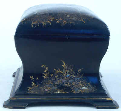 Hygra: Curvaceous Papier mch caddy with chinoiserie decoration stamped Jennens & Bettridge, circa 1845.